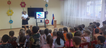 «Три цвета красками сияют!» - День Российского флага в детском саду «Три цвета красками сияют!» - День Российского флага в детском саду.