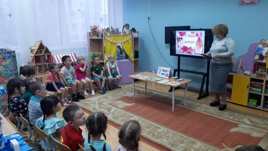 Сотрудник библиотеки в гостях у ребят. Сотрудник библиотеки в гостях у ребят.
